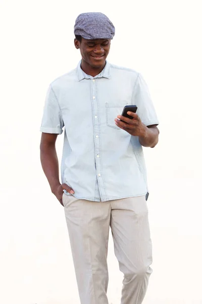 白い背景に 携帯電話を使用してクールな若い男の肖像 — ストック写真