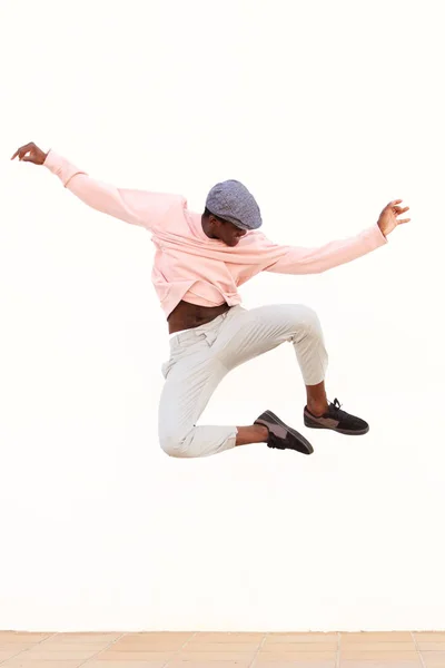 Retrato Jovem Dançarino Sexo Masculino Pulando Sobre Fundo Branco — Fotografia de Stock