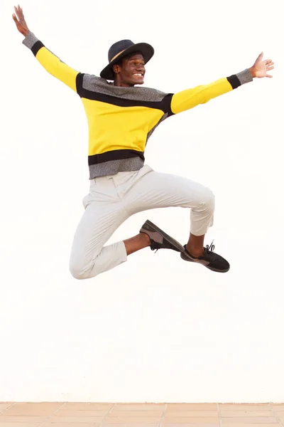 Портрет Щасливого Молодого Африканця Який Стрибає Повітрі Білому Тлі — стокове фото
