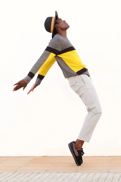 ポーズのかっこいいダンスを作る彼のつま先の先端に立っているアフリカの男性ダンサーの全長側の肖像 — ストック写真