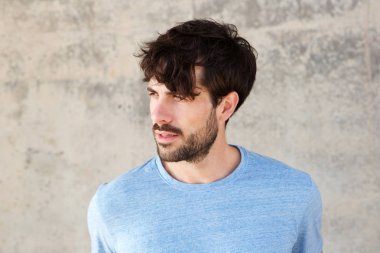 Sakallı yakışıklı genç adam portresi kapatın 