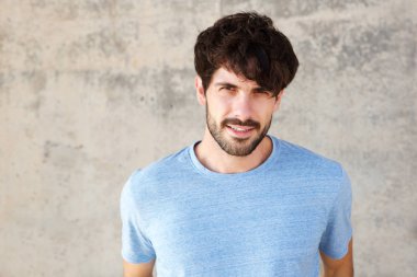 Sakallı yakışıklı genç adam portresi kapatın