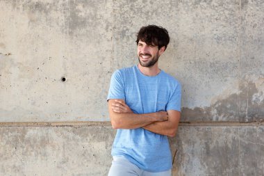 Sakal gülümseyen çekici genç adam portresi