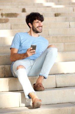 Adımlar ile smartphone üzerinde oturan cool adam portresi