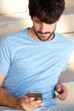Oturma ve cep telefonu arıyorum sakallı genç adam portresi