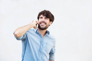 Cellphone tarafından beyaz duvara konuşuyorum serin genç adam portresi