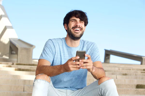 Portrait Heureux Gars Assis Extérieur Avec Téléphone Mobile — Photo