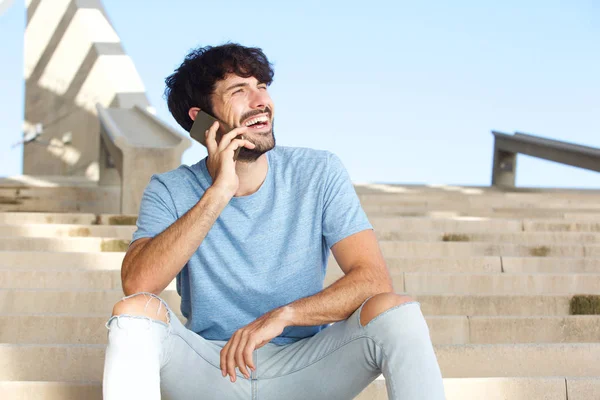 Porträtt Attraktiv Ung Man Med Skägg Som Pratar Mobiltelefon — Stockfoto