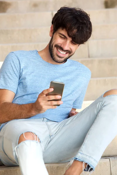 Портрет Счастливого Молодого Человека Сидящего Ступеньках Смартфоном — стоковое фото