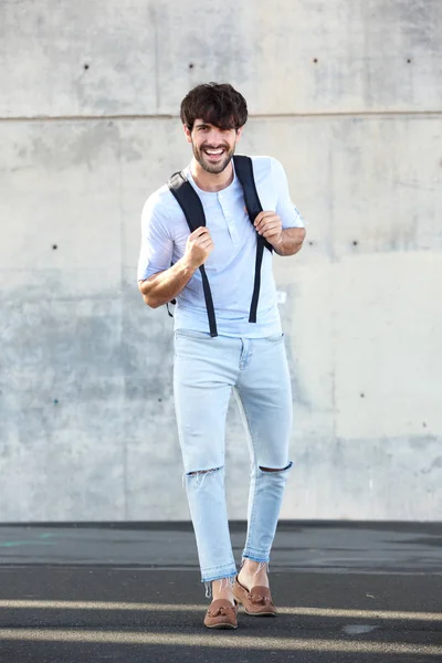 Retrato Comprimento Total Homem Viagem Feliz Andando Com Saco — Fotografia de Stock