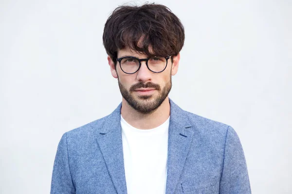 Närbild Porträtt Stilig Ung Man Med Skägg Och Glasögon Mot — Stockfoto