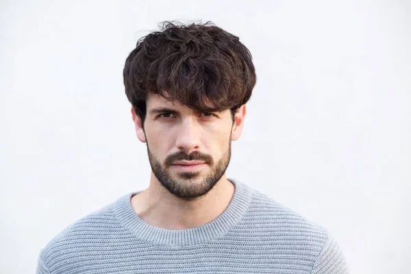 Primer Plano Retrato Horizontal Joven Atractivo Con Barba Mirando — Foto de Stock