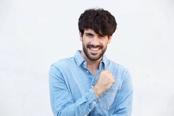 Portrait Jeune Homme Cool Avec Barbe Souriant Contre Mur Blanc — Photo