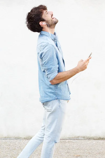 Retrato Lateral Homem Feliz Ouvindo Música Com Telefone Celular Fones — Fotografia de Stock