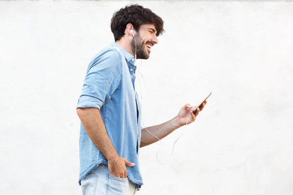 Πλευρά Πορτρέτο Του Νεαρού Άνδρα Πόδια Και Ακούτε Μουσική Smartphone — Φωτογραφία Αρχείου