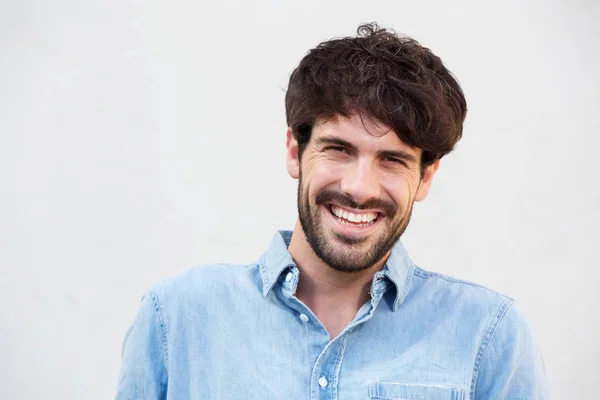 Retrato Cerca Joven Sonriente Con Barba Sobre Fondo Blanco — Foto de Stock