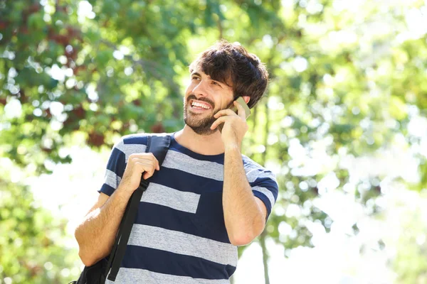 Ritratto Uomo Felice Che Cammina Parla Con Cellulare Nel Parco — Foto Stock