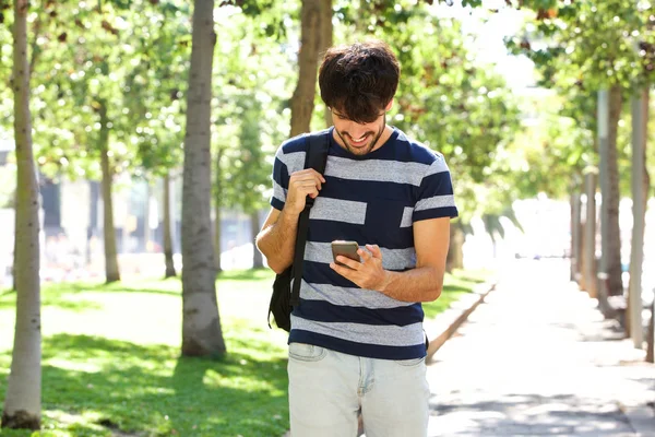 Retrato Jovem Olhando Para Smartphone Parque — Fotografia de Stock