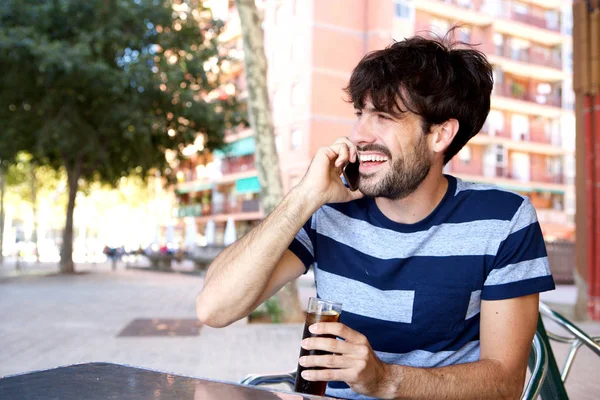 Portrét Šťastný Muž Sedí Venkovní Kavárně Mluví Mobilní Telefon — Stock fotografie