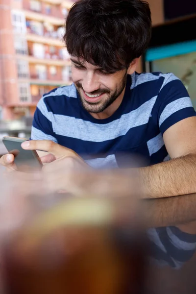 Ritratto Uomo Felice Seduto Caffè All Aperto Utilizzando Smartphone — Foto Stock