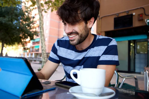 Πορτρέτο Της Ευτυχισμένος Άνθρωπος Χρησιμοποιώντας Ψηφιακό Tablet Στο Υπαίθριο Καφέ — Φωτογραφία Αρχείου