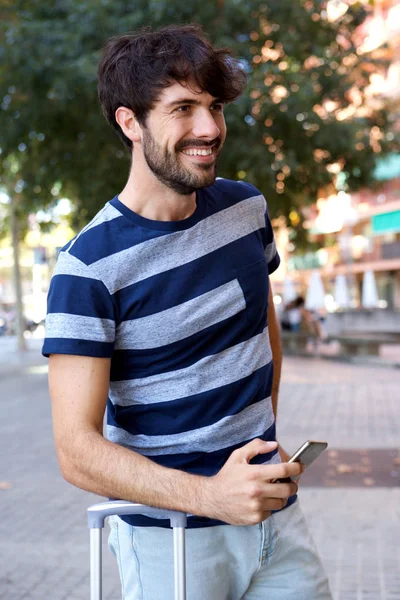 Hareket Eden Telefon Ile Ayakta Dışında Mutlu Erkek Traveler Portresi — Stok fotoğraf