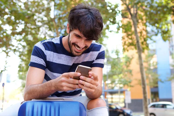 Retrato Homem Feliz Sentado Com Telefone Celular Mala — Fotografia de Stock