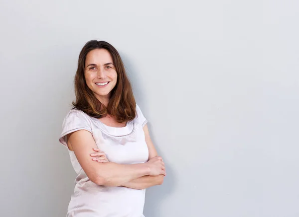 Retrato Mulher Sorrindo Meia Idade Contra Parede Branca — Fotografia de Stock