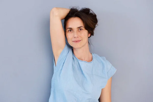 Close Retrato Mulher Mais Velha Atraente Com Mão Cabelo Contra — Fotografia de Stock