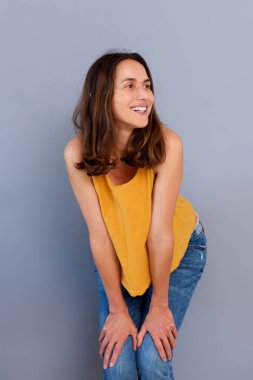 Diz ile gülümseyen mutlu orta yaşlı kadın portresi eller