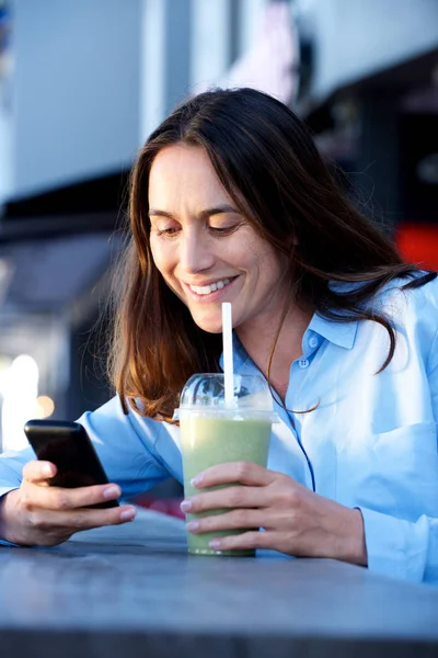 Retrato Mujer Feliz Sentada Afuera Con Jugo Mirando Teléfono Inteligente — Foto de Stock