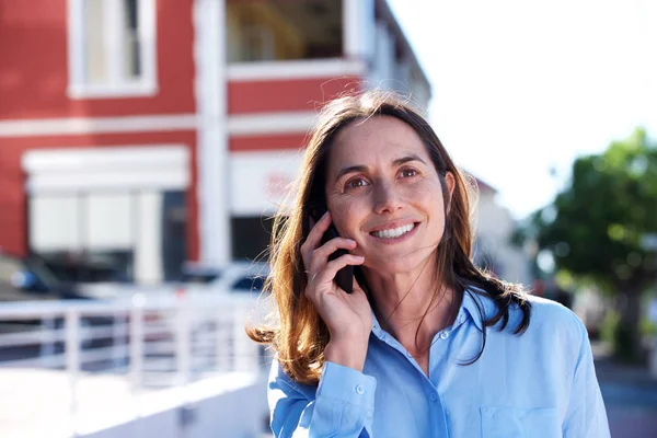 Ritratto Ravvicinato Donna Mezza Età Che Sorride Parla Cellulare All — Foto Stock