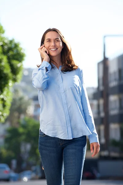 Potret Wanita Paruh Baya Berjalan Luar Dan Berbicara Dengan Ponsel — Stok Foto