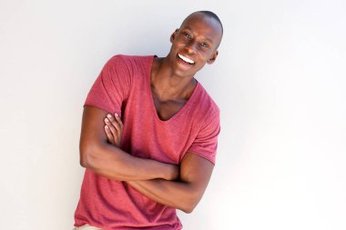 Tarafından beyaz arka plan gülümseyen yakışıklı Afrika adam portresi