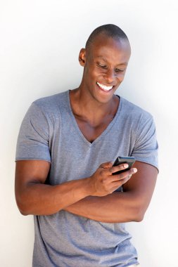 Duvara yaslanmış ve cep telefonuyla yakışıklı Afrikalı-Amerikalı adam portresi