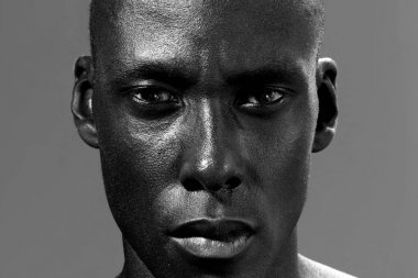 Afrika kökenli Amerikalı adam bakan siyah beyaz fotoğraf kadar kapatın