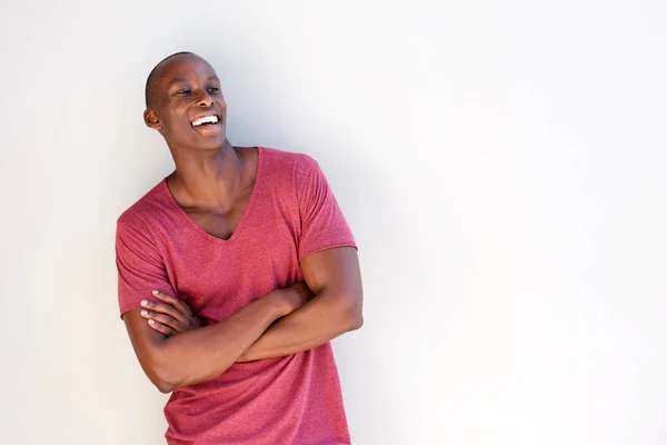 白い背景に 笑みを浮かべてクールな若い黒人男性の肖像画 — ストック写真