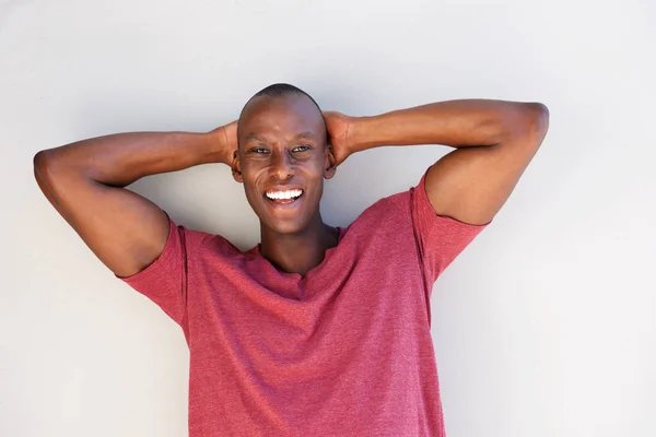 Porträtt Stilig Afrikanska Man Leende Med Händerna Bakom Huvudet — Stockfoto