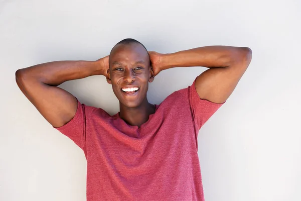 Retrato Del Hombre Africano Guapo Sonriendo Con Las Manos Detrás — Foto de Stock