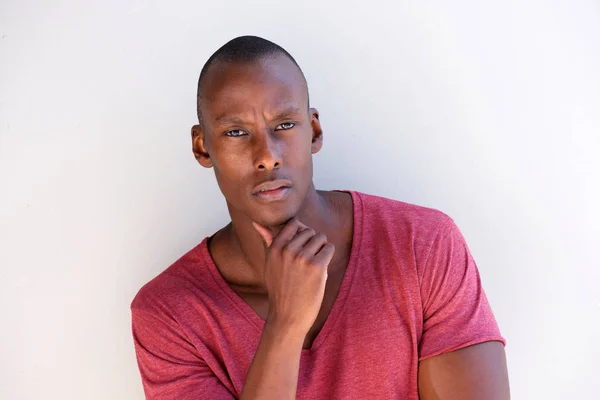 Porträt Eines Gutaussehenden Schwarzen Mannes Mit Ernstem Gesichtsausdruck — Stockfoto