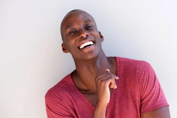 Close Retrato Feliz Jovem Negro Rindo Por Parede Branca — Fotografia de Stock