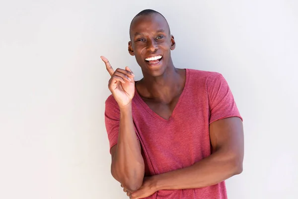 Retrato Homem Afro Americano Sorridente Apontando Dedo Por Parede Branca — Fotografia de Stock