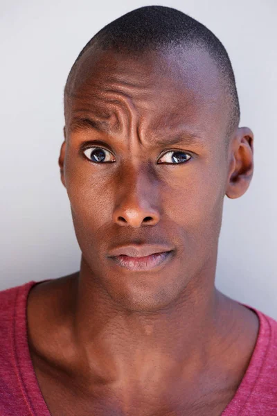 Close Retrato Homem Afro Americano Parecendo Confuso — Fotografia de Stock