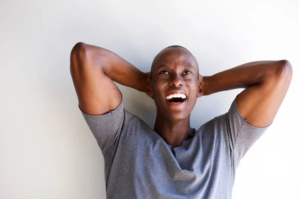 Εσωτερικη Πορτρέτο Της Αφρικανικής Αμερικανικής Γελώντας Χέρια Πίσω Από Κεφάλι — Φωτογραφία Αρχείου
