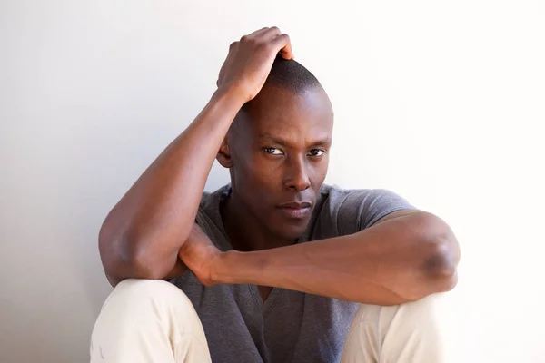 Close Retrato Homem Afro Americano Sentado Contra Parede Branca Pensando — Fotografia de Stock