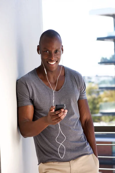 Портрет Красивого Молодого Человека Мобильным Телефоном Слушающего Музыку Стены — стоковое фото