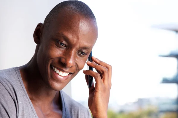 Närbild Porträtt Leende Afroamerikanska Man Pratar Mobiltelefon — Stockfoto