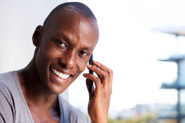 Närbild Porträtt Afroamerikanska Ungersven Talar Mobiltelefon Och Leende — Stockfoto