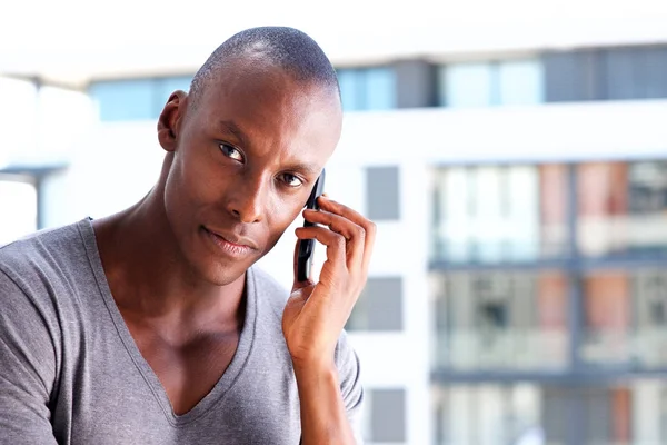 핸드폰에 아프리카계 미국인 남자의 초상화 — 스톡 사진