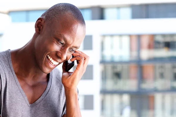 Крупный План Портрета Красивого Африканца Улыбающегося Разговаривающего Мобильному Телефону — стоковое фото